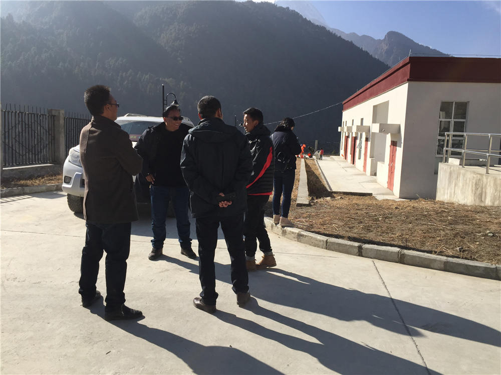 日喀則市環(huán)保督導(dǎo)組蒞臨吉隆縣污水處理廠檢查并指導(dǎo)工作，我吉隆縣環(huán)保局局長和分管縣長熊等領(lǐng)導(dǎo)陪同